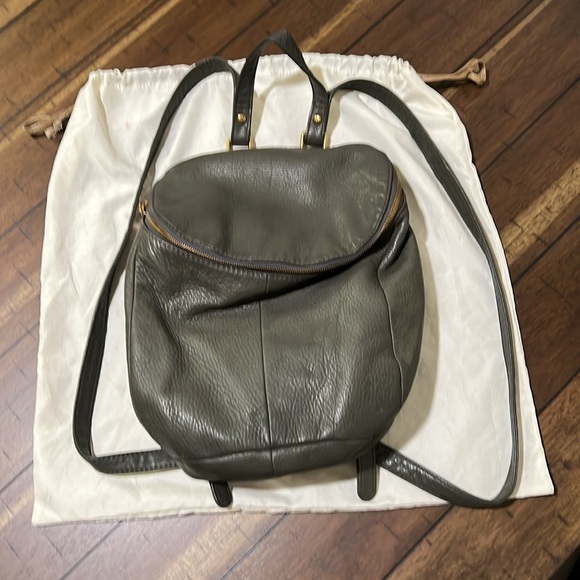 Hobo River Backpack vintage green color with gold hardware - Picture 2 of 6